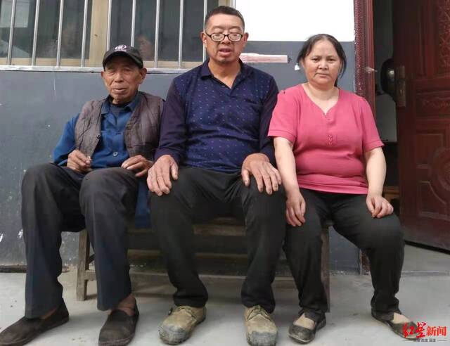 ↑刘艳的爷爷（左）、爸爸（中）、妈妈（右）