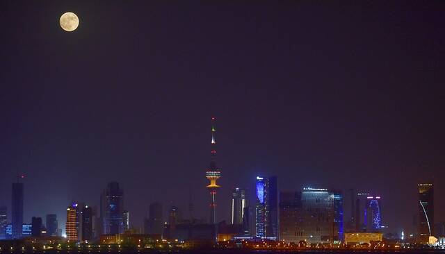 ↑“超级月亮”现身科威特首都科威特城夜空。新华社记者尹炣摄