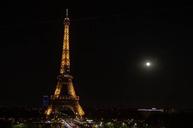 ↑“超级月亮”现身法国巴黎埃菲尔铁塔上空。新华社发（奥雷利安·莫里萨尔摄）