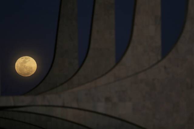 ↑“超级月亮”现身巴西首都巴西利亚的总统府上空。新华社发（卢西奥·塔沃拉摄）