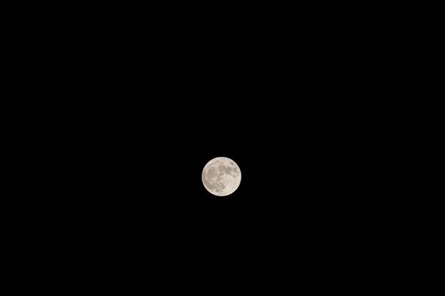 ↑“超级月亮”现身加沙夜空。新华社发（里泽克·阿卜杜勒·贾瓦德摄）