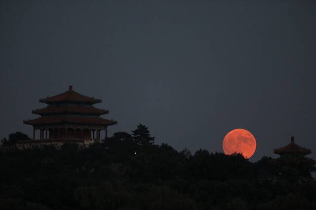↑“超级月亮”现身北京北海公园上空。新华社记者程婷婷摄