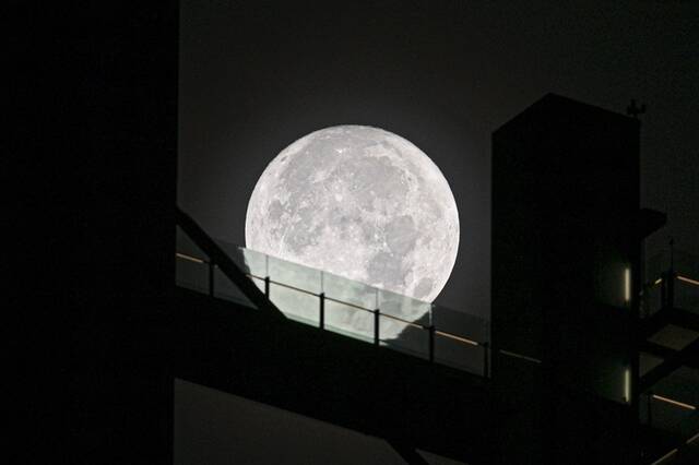 ↑“超级月亮”现身墨西哥首都墨西哥城夜空。新华社记者辛悦卫摄