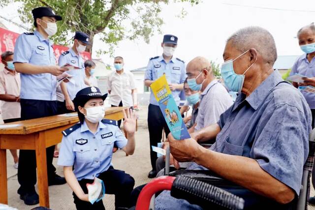 6月28日，江苏扬州宝应县公安局鲁垛派出所民警，在辖区敬老院为老年人普及预防养老诈骗的知识。图/澎湃影像