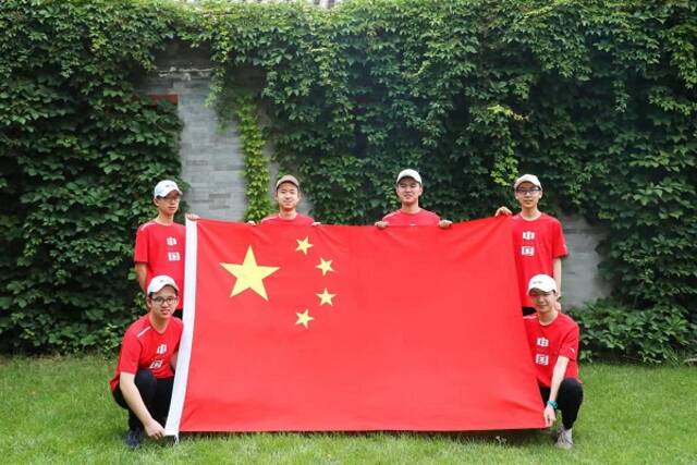 中国队6名选手。前排右一为江城，后排右一为张贻然。本文图片来自上海中学