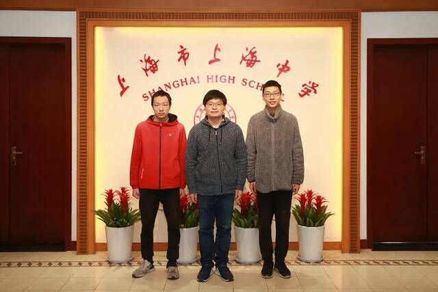江城（左）、张贻然（右）和指导老师，来源：上海中学