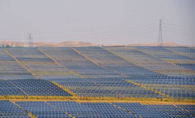 这是位于内蒙古库布其沙漠中的光伏发电基地（2020年9月14日摄）。新华社记者连振摄