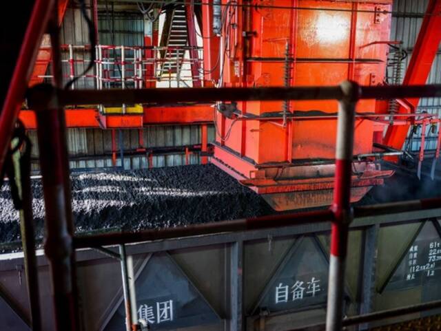 在内蒙古鄂尔多斯市国能神东煤炭洗选中心，煤炭被洗选装车（2021年12月16日摄）。新华社记者连振摄