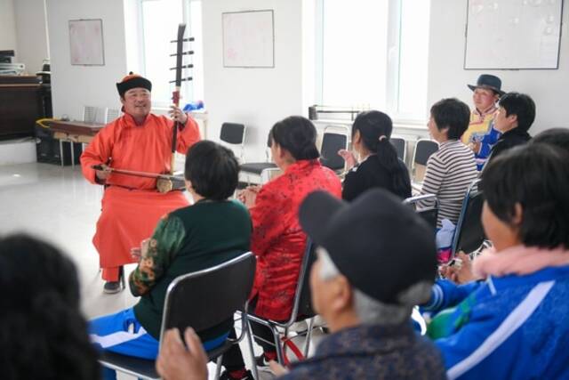 内蒙古兴安盟科尔沁右翼中旗巴彦敖包嘎查的蒙古族村民在乡村文化活动室表演蒙古族艺术乌力格尔（2019年4月17日摄）。新华社记者彭源摄