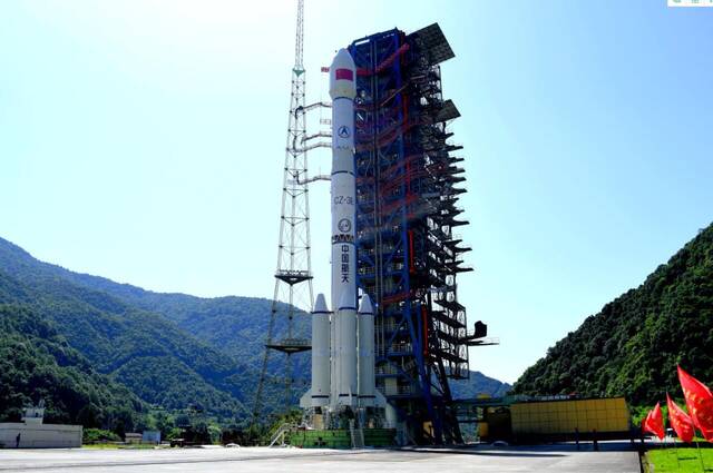长三乙火箭矗立在塔架上。