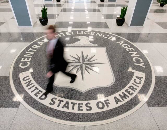 这张2008年8月14日的资料照片显示，在美国弗吉尼亚州兰利，一名男子走过中央情报局总部的大厅。