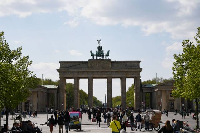 4月28日，游客在德国柏林勃兰登堡门东面的巴黎广场上游览。新华社记者任鹏飞摄