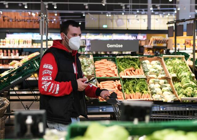 4月7日，消费者在德国法兰克福一家超市内选购食品。新华社记者逯阳摄