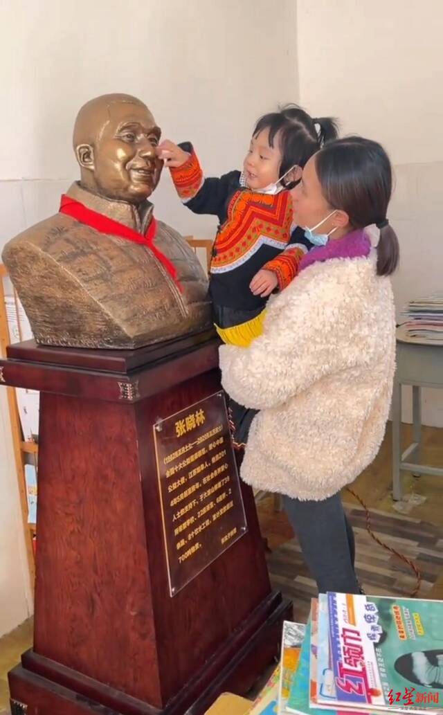 ↑女儿培培看到父亲张晓林的雕塑。受访者供图
