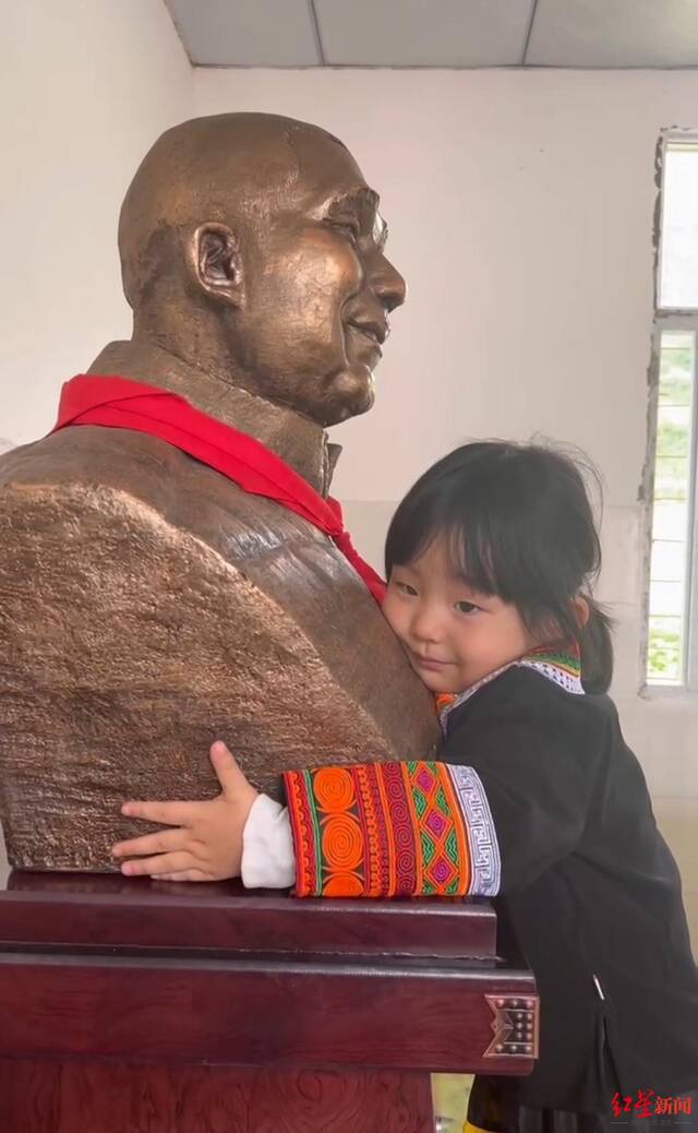 ↑今年端午节，女儿培培第二次看到父亲张晓林的雕塑。受访者供图