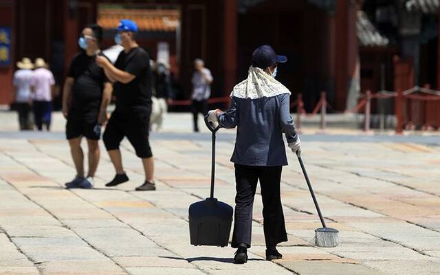 ▲保洁人员正在烈日下忙碌工作。新京报记者浦峰摄