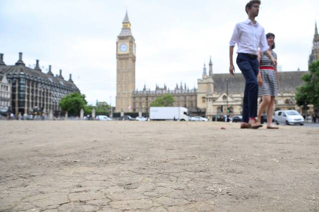 当地时间2022年7月12日，英国伦敦，当地经历夏日高温天气，广场上地面出现裂痕。图/IC photo