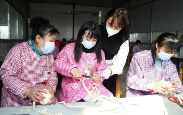 在辽宁省鞍山市台安县高力房镇乔坨村，妇女在当地脱贫产业项目支持的工艺品厂里工作（2021年3月4日摄）。新华社记者蔡湘鑫摄