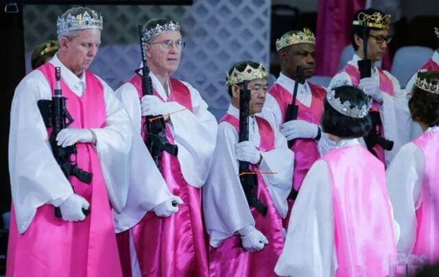 2018年，美国宾夕法尼亚州，“统一教”信徒夫妇手持AR-15机枪，在其聚会场所发表婚姻誓言。