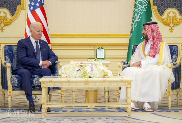 7月15日，拜登会见沙特国王萨勒曼，并在随后与沙特王储穆罕默德·本·萨勒曼举行了会谈。图自澎湃影像
