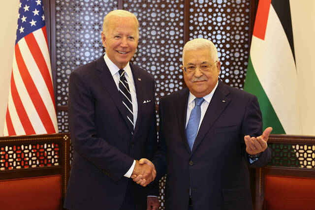 当地时间2022年7月15日，巴勒斯坦伯利恒，美国总统拜登（左）会见巴勒斯坦总统马哈茂德·阿巴斯。人民视觉图