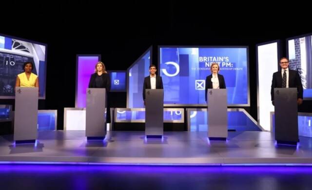 当地时间2022年7月15日，英国伦敦，英国新一任首相的五名竞争者参加电视辩论。从左至右分别为巴德诺赫、莫当特、苏纳克、特拉斯、图根哈特。图/IC photo