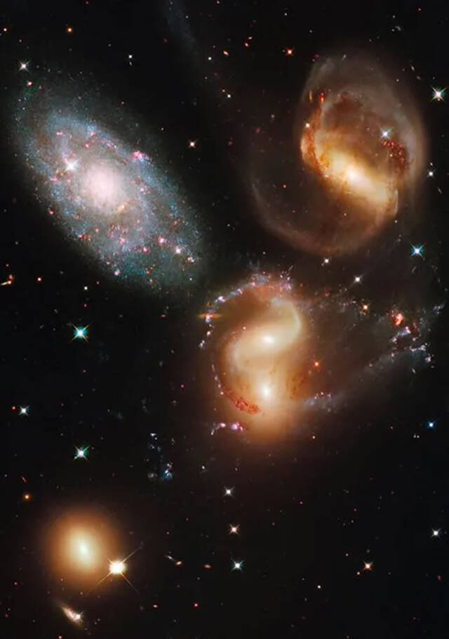 为何詹姆斯·韦伯太空望远镜拍摄星星衍射光线是8条而哈勃是4条？