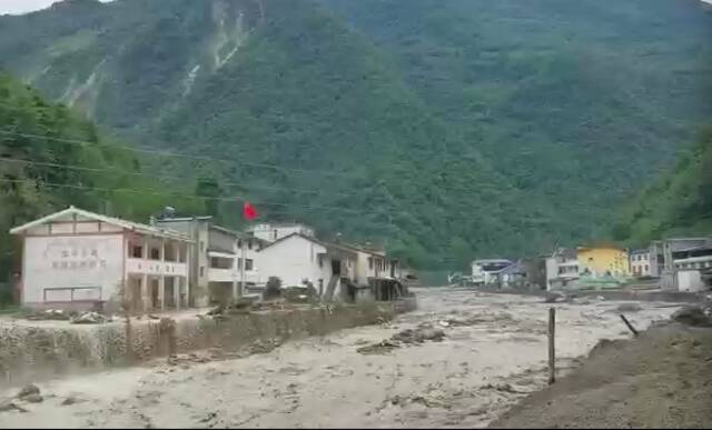遭遇山洪袭击后的白什乡。本文图片警方供图