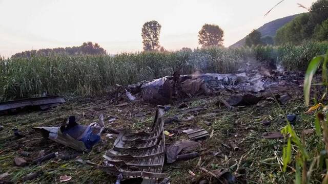 在希腊北部卡瓦拉附近坠毁的乌克兰安-12飞机图自BBC报道配图