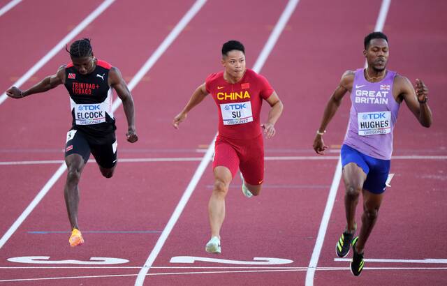 苏炳添（中）在男子100米预赛中获小组第5名。新华社记者王迎摄