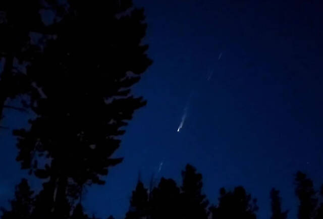 美国蒙大拿州夜空出现火红条纹可能是由俄罗斯火箭燃料箱引起