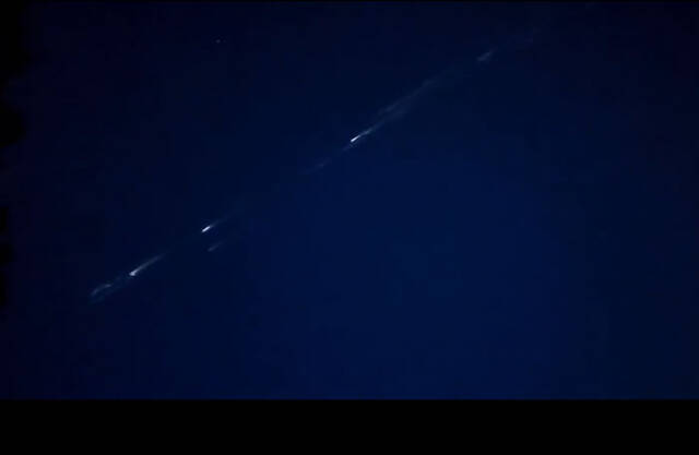 美国蒙大拿州夜空出现火红条纹可能是由俄罗斯火箭燃料箱引起