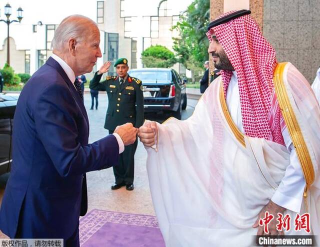 2022年7月15日，拜登与沙特王储会面时“碰拳”。
