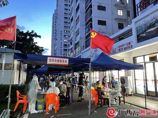 北海党员干部志愿者到社区街道开展核酸筛查。唐昌婕摄