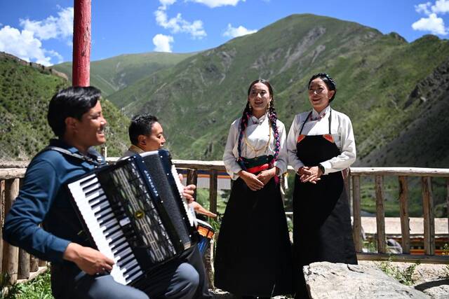 7月16日，山庄工作人员演唱原生态歌曲。新华社记者范培珅摄