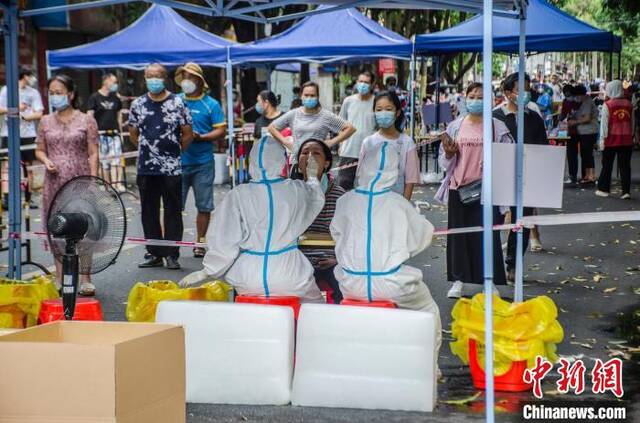 7月17日，北海市开展第五轮区域全员核酸检测工作。翟李强摄