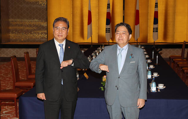 当地时间2022年7月18日，日本东京，韩国外交部长官朴振和日本外务大臣林芳正在会谈前互相问候。视觉中国图