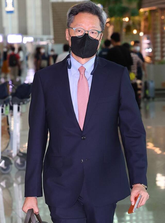 韩国新任驻华大使郑在浩19日在仁川机场（韩联社）