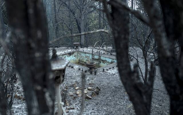 当地时间18日，西班牙森林大火蔓延至居民区，房屋被摧毁。图丨ICphoto