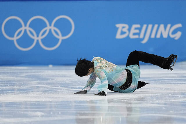 2022年2月10日，北京冬奥会花样滑冰男单自由滑比赛开赛。羽生结弦虽然没有高质量完成4A挑战，第一跳中落冰不稳，但虽败犹荣。