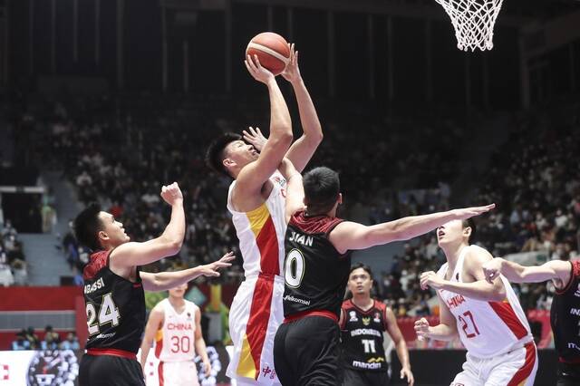 中国男篮以108∶58大胜东道主印度尼西亚。图源IC photo