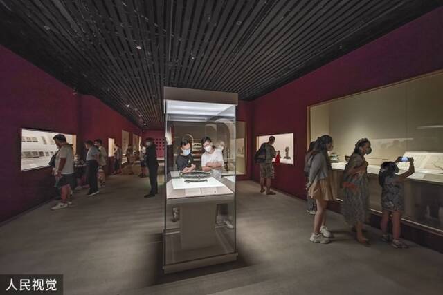 2022年7月1日，上海博物馆恢复开放，观众参观“盛世芳华——上海博物馆受赠文物展”。人民视觉图