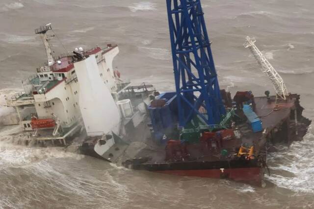 7月2日，海上风电场项目施工浮吊船“福景001”轮在广东阳江附近海域防台锚地躲避3号台风“暹芭”时，锚链断裂、走锚失事（图