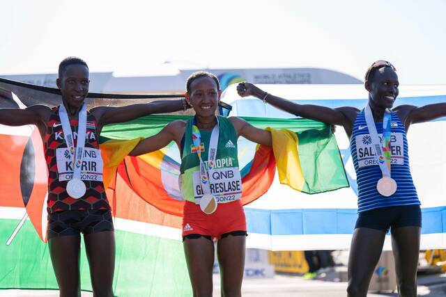 冠军埃塞俄比亚选手格布雷斯拉瑟（中）、亚军肯尼亚选手科里尔（左）和季军以色列选手萨尔彼得在赛后庆祝。图/新华社