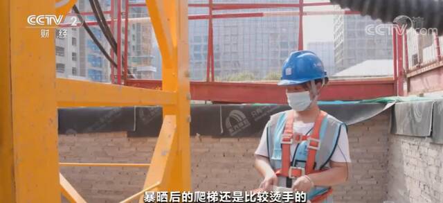 高温下的坚守 江苏南京：高温酷暑 女塔吊司机的“空中”坚守