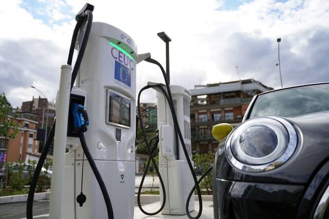 2021年10月9日，车辆在位于罗马的意大利国家电力公司设立的Enel X快充站充电。新华社记者金马梦妮摄