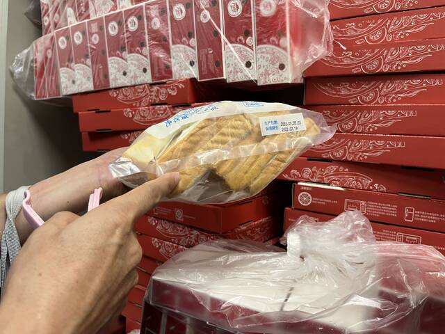 执法人员于冷冻库内发现一袋过期的已拆封法式吐司面包片。新京报记者摄