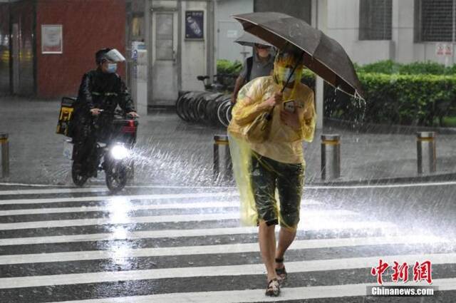 资料图：广州强降雨。中新社记者陈骥旻摄