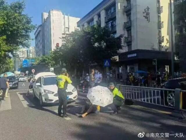 气温太高时，有的骑手会去奶茶店讨冰块。/微博图片