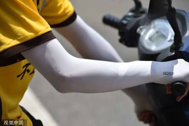一些骑手会选择防晒冰袖，防止晒爆皮。/视觉中国